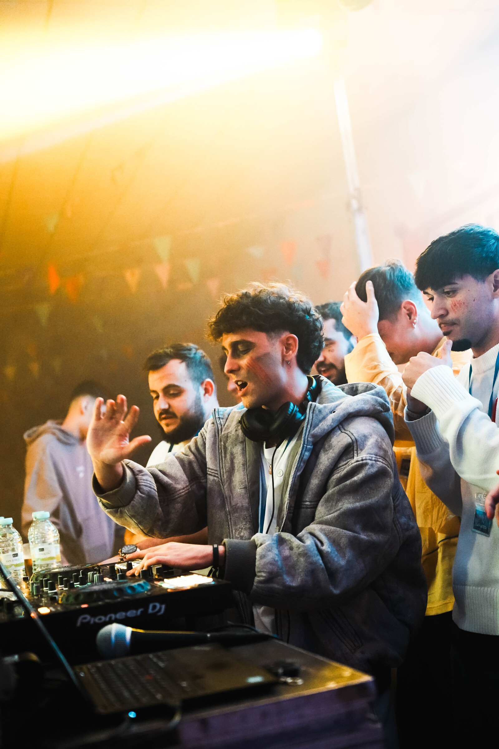 DJ vinilo Halloween Fest Los Villares Jaén — cobertura fotográfica