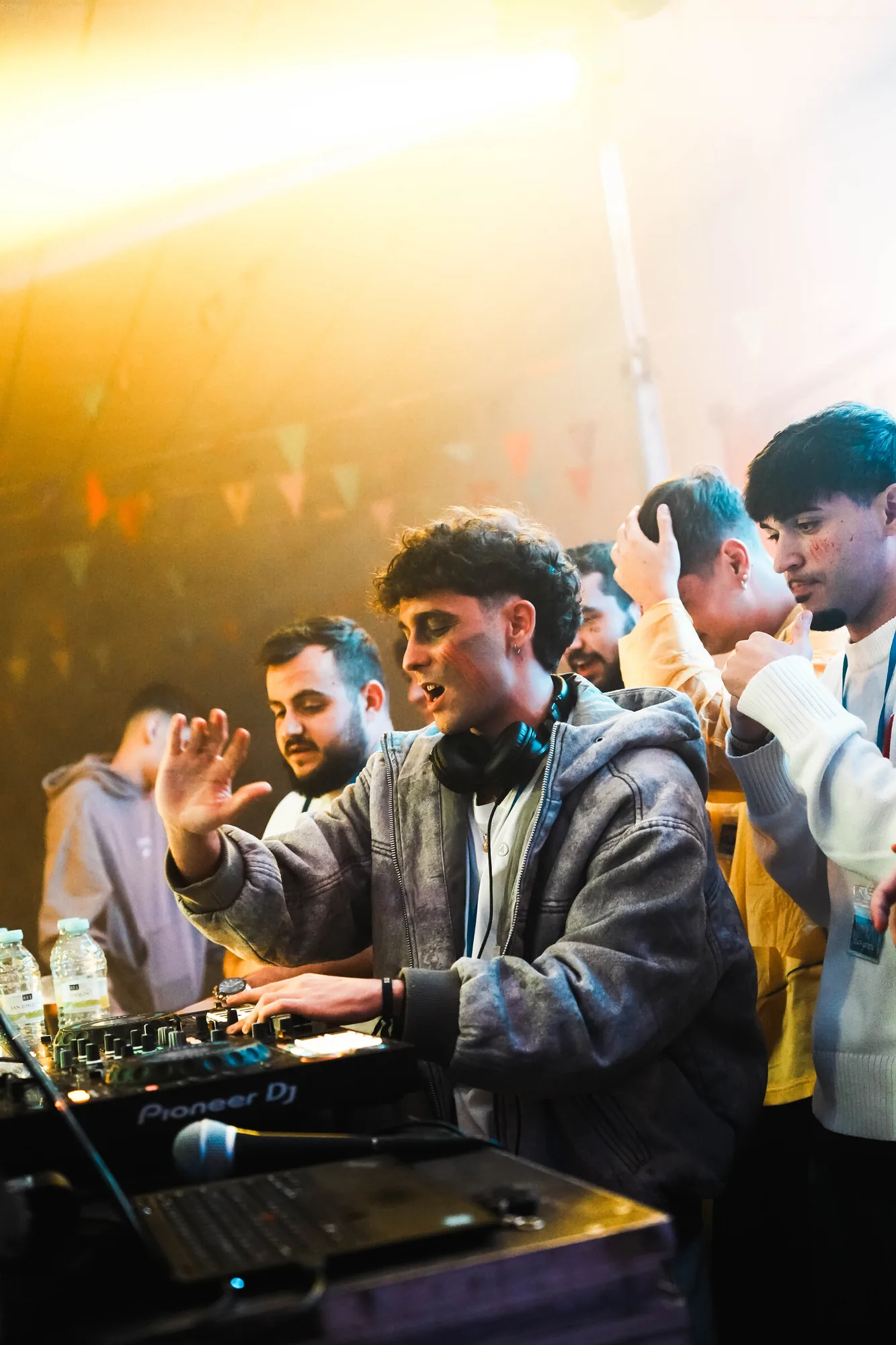 DJ vinilo Halloween Fest Los Villares Jaén — cobertura fotográfica